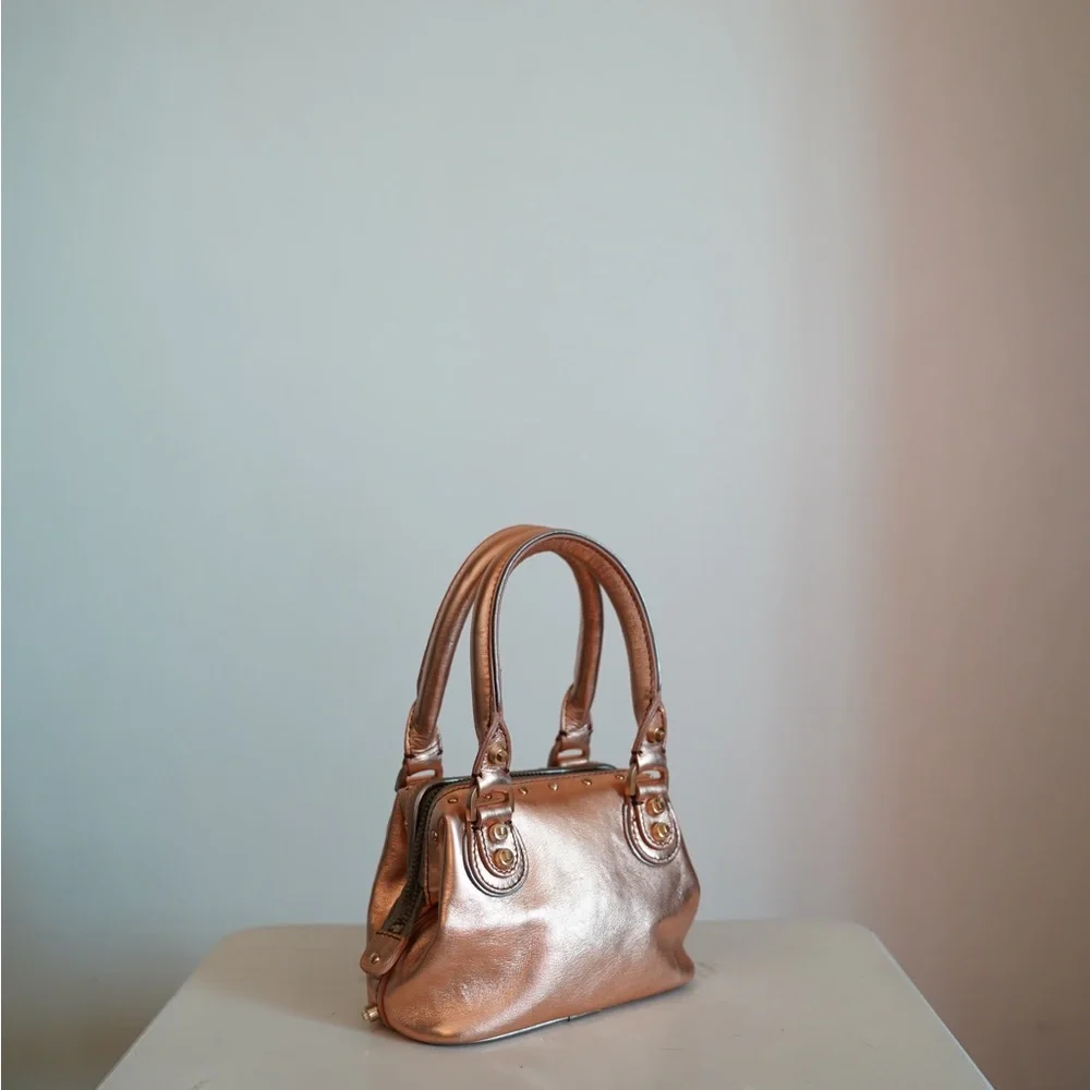 Chic Metallic Handbag - Picture 4 of 4